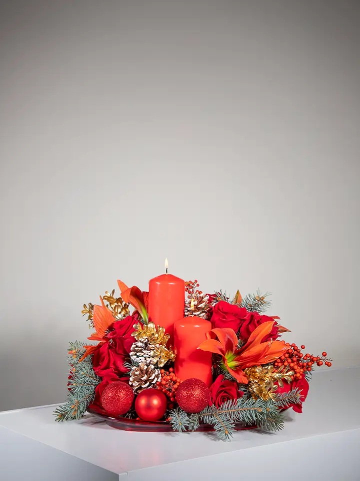 Centrotavola natalizio rosso di rose e amaryllis e 2 candele rosse